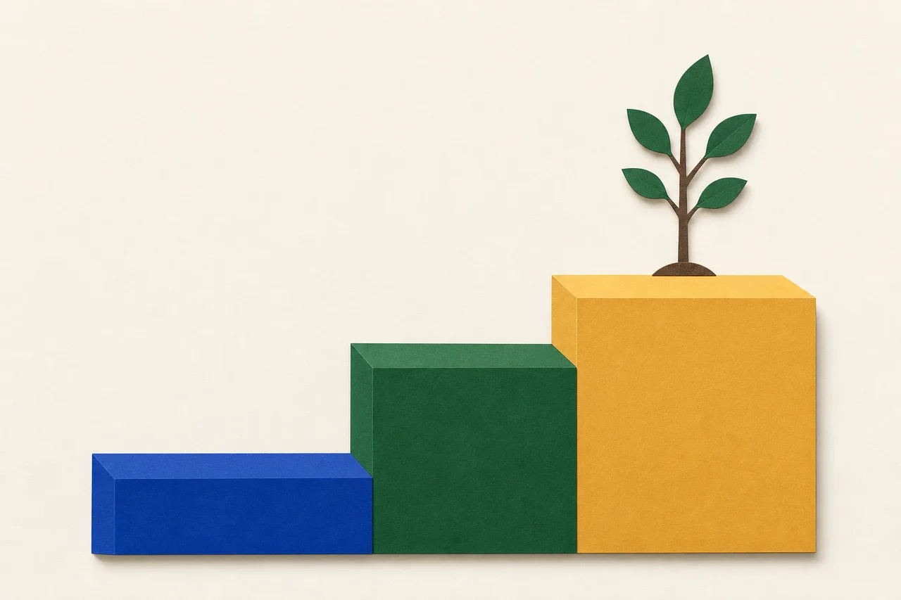 Ilustração de três degraus largos de papel subindo da esquerda para a direita, em azul, verde e ocre, com uma árvore jovem plantada no degrau mais alto